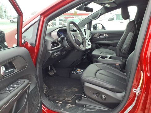 New 2026 Chrysler Voyager LX image 7