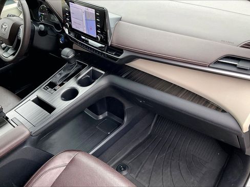 Used 2022 Toyota Sienna Platinum image 20