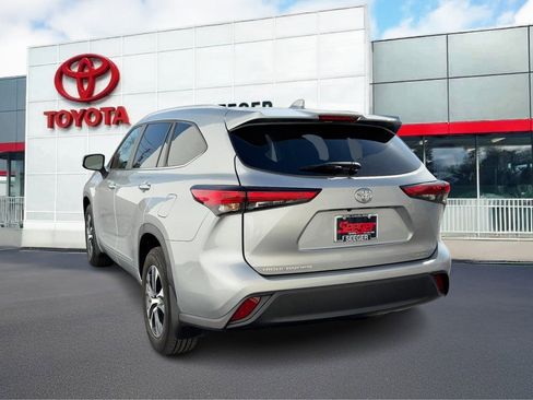 Certified 2023 Toyota Highlander AWD image 4