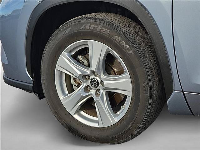 Used 2020 Toyota Highlander LE FWD image 15