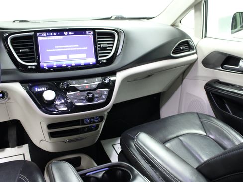 Used 2022 Chrysler Pacifica Touring-L FWD image 20