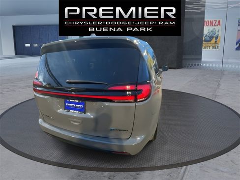Used 2022 Chrysler Pacifica Touring-L w/ S Appearance Package image 8