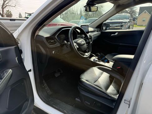 Used 2020 Ford Escape Titanium image 5