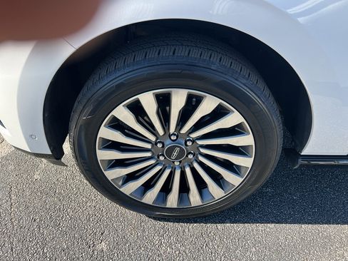 Used 2019 Lincoln Navigator Reserve image 7