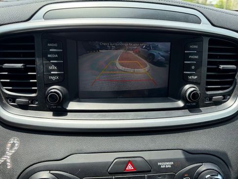 Used 2019 Kia Sorento L FWD image 28