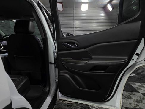 Used 2023 GMC Acadia SLT image 38