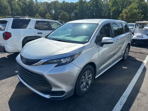 Used 2025 Toyota Sienna LE FWD image 2