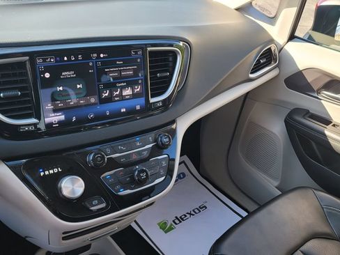 Used 2023 Chrysler Pacifica Touring-L FWD image 21