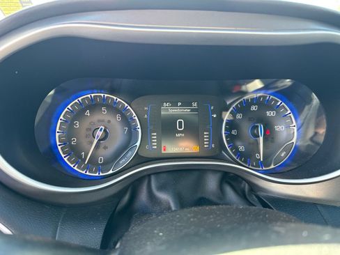 Used 2020 Chrysler Pacifica Touring FWD image 10