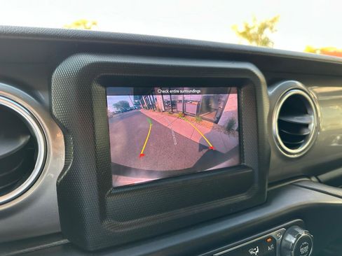 Used 2020 Jeep Wrangler Unlimited Sahara AWD/4WD image 13
