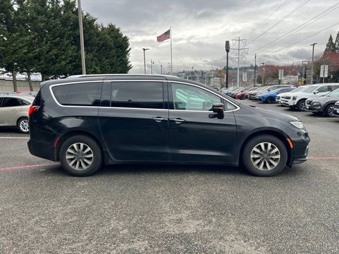 Used 2021 Chrysler Pacifica Touring-L image 6