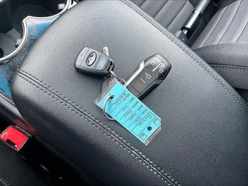 Used 2015 Ford Edge SE image 11