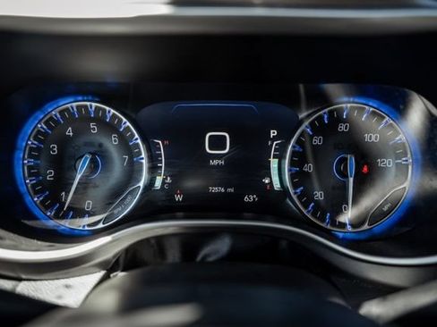 Used 2023 Chrysler Pacifica Touring-L FWD image 16