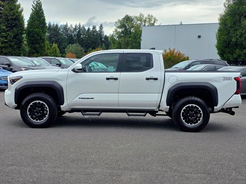 Used 2025 Toyota Tacoma TRD Off-Road AWD/4WD image 9