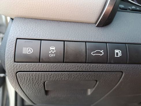 Used 2018 Toyota Camry LE image 25