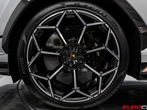 Used 2024 Lamborghini Urus Performante AWD/4WD image 30