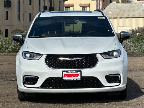 New 2026 Chrysler Pacifica Pinnacle image 2