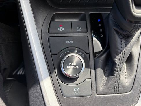 Certified 2025 Toyota RAV4 LE image 28