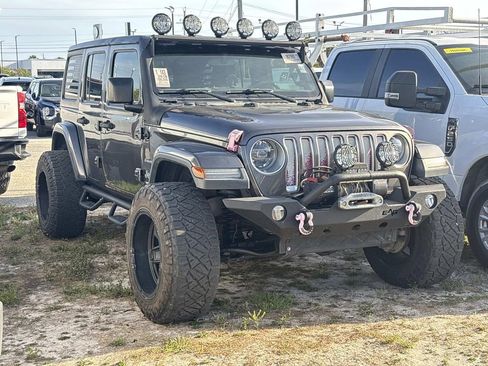 Used 2018 Jeep Wrangler Unlimited Sahara AWD/4WD image 3