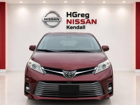 Used 2018 Toyota Sienna XLE w/ XLE Navigation Package FWD image 5