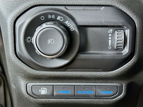Used 2023 Jeep Wrangler Unlimited Sahara w/ Cold Weather Group AWD/4WD image 16