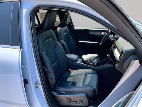 Used 2024 Volvo XC40 B5 Plus AWD/4WD image 8