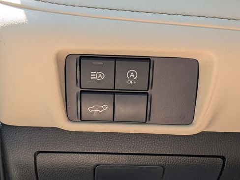 Used 2024 Toyota Highlander XLE AWD/4WD image 16
