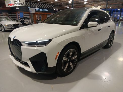 Used 2024 BMW iX xDrive50 w/ Premium Package AWD/4WD image 9