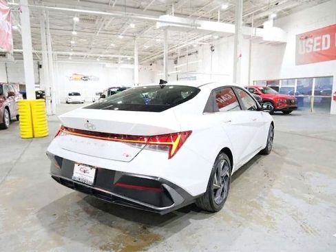 Used 2025 Hyundai Elantra SEL image 11
