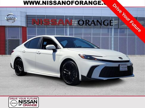 Used 2025 Toyota Camry SE FWD image 1