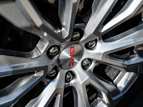 Used 2024 GMC Yukon XL Denali image 8