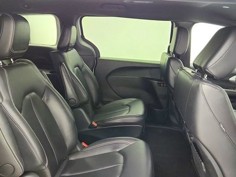 Used 2024 Chrysler Pacifica Limited FWD image 25