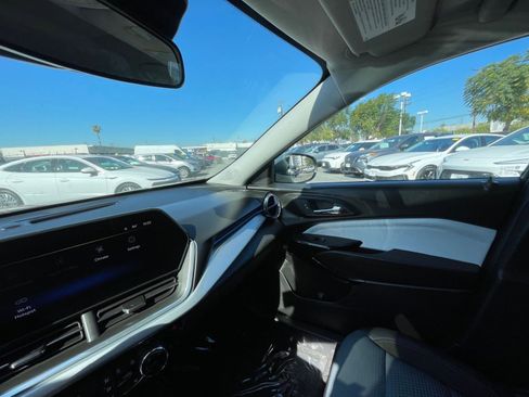 Used 2025 Chevrolet Trax LT w/ LT Convenience Package FWD image 36