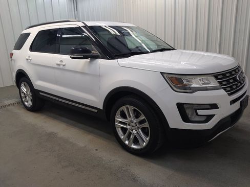Used 2016 Ford Explorer XLT w/ Equipment Group 201A AWD/4WD image 11
