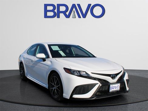 Used 2024 Toyota Camry SE image 4