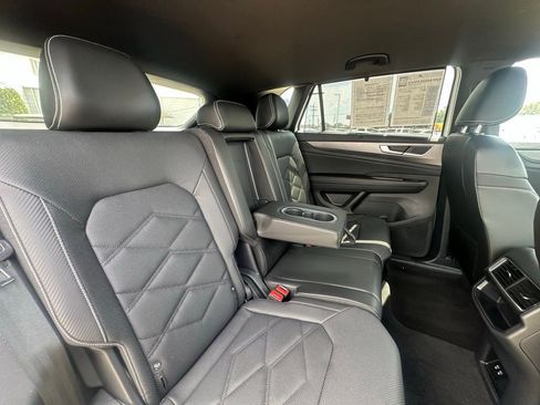 Used 2024 Volkswagen Atlas Cross Sport SE image 28