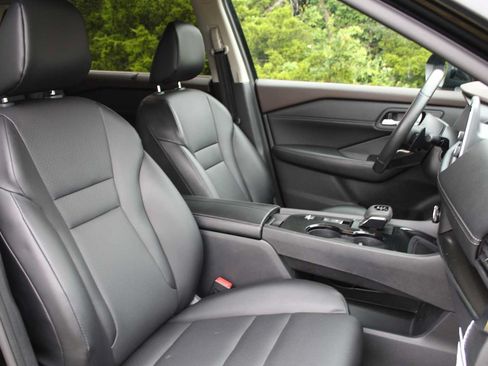 Used 2023 Nissan Rogue SV w/ SV Premium B Package FWD image 18