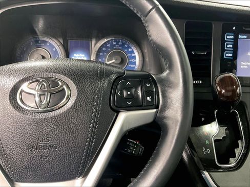 Used 2017 Toyota Sienna Limited image 23