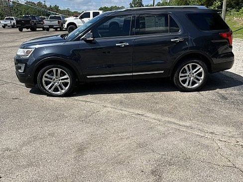 Used 2017 Ford Explorer Limited w/ Equipment Group 301A AWD/4WD image 4