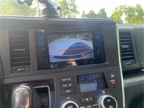 Used 2015 Toyota Sienna SE Premium FWD image 24