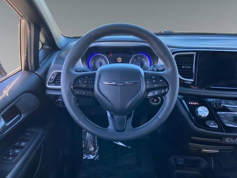 Used 2024 Chrysler Pacifica Touring image 12