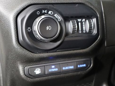 Used 2022 Jeep Wrangler Unlimited Sahara w/ Cold Weather Group AWD/4WD image 20