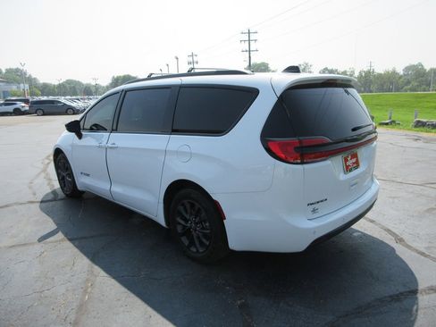 Used 2025 Chrysler Pacifica Select w/ Fav Edition Package FWD image 8