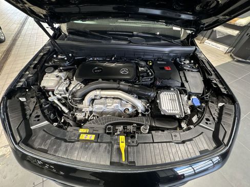 Used 2025 Mercedes-Benz GLB 250 image 32