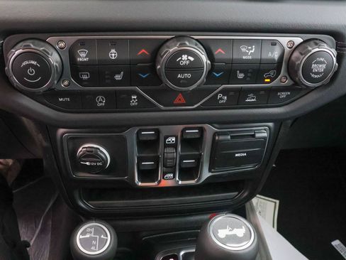 New 2026 Jeep Wrangler Unlimited Sahara AWD/4WD image 25