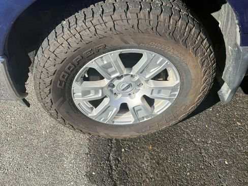 Used 2017 Nissan Titan SV image 9