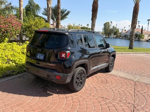 Used 2018 Jeep Renegade Trailhawk w/ Popular Equipment Group AWD/4WD image 9