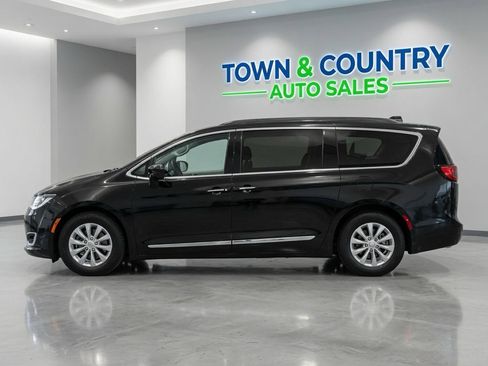 Used 2017 Chrysler Pacifica Touring-L FWD image 2