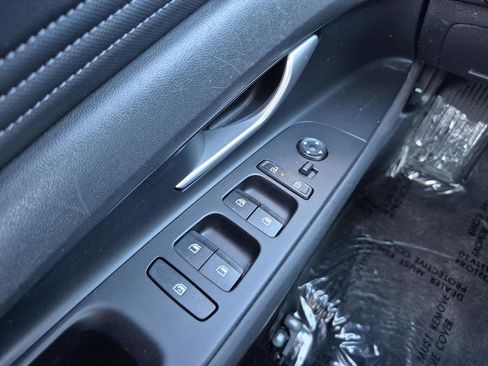 Used 2025 Hyundai Elantra SEL image 25