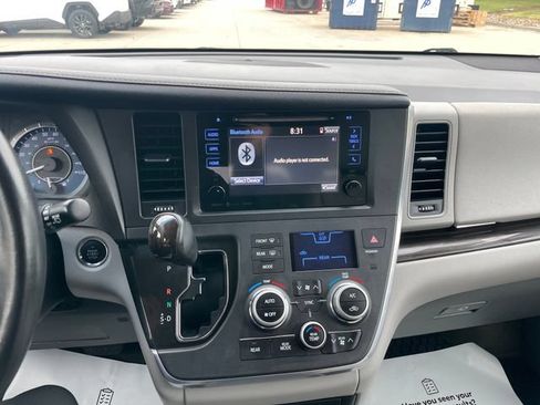 Used 2017 Toyota Sienna XLE FWD image 12